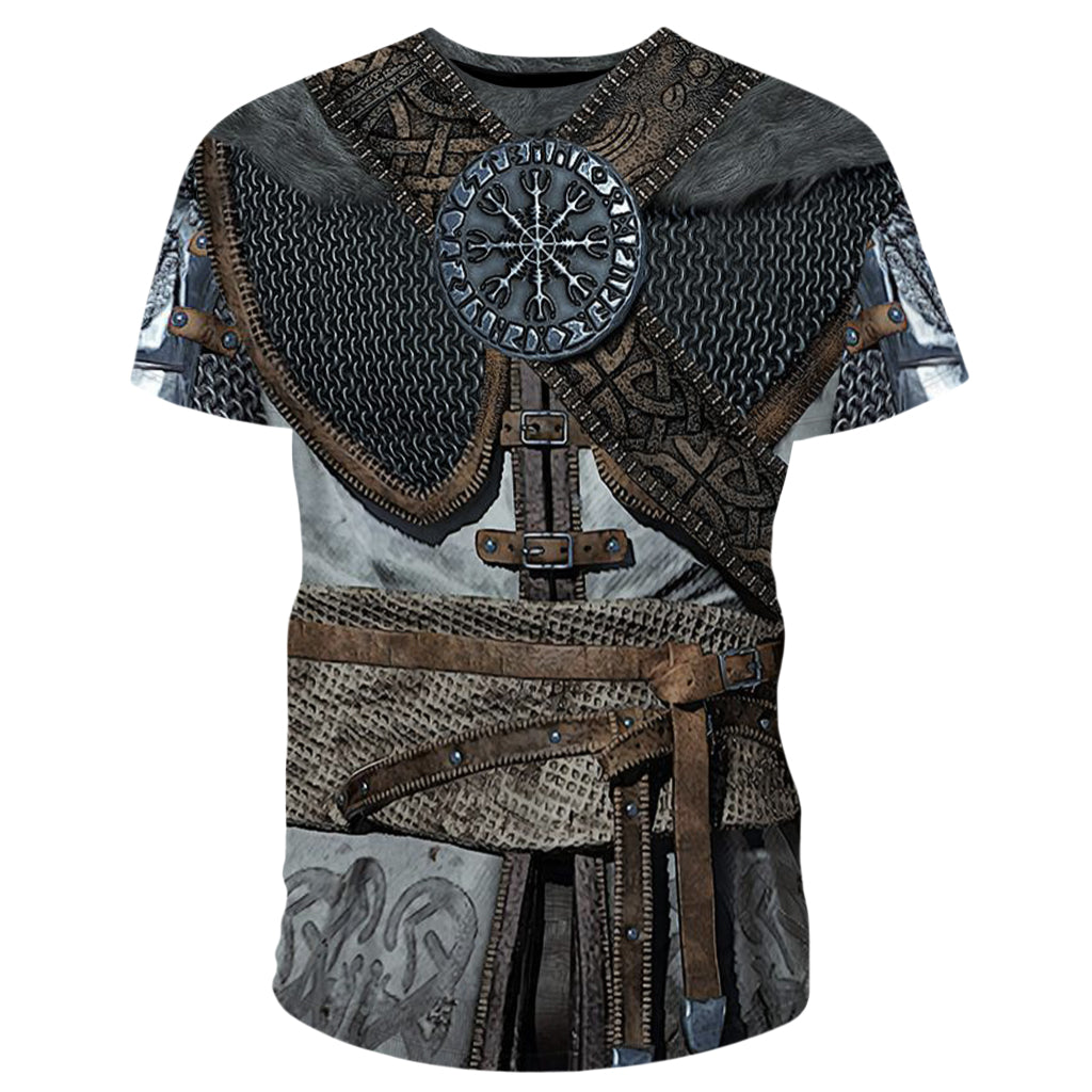 T-shirt med viking design föreställande en tunika med ringpansar och bruna läderband