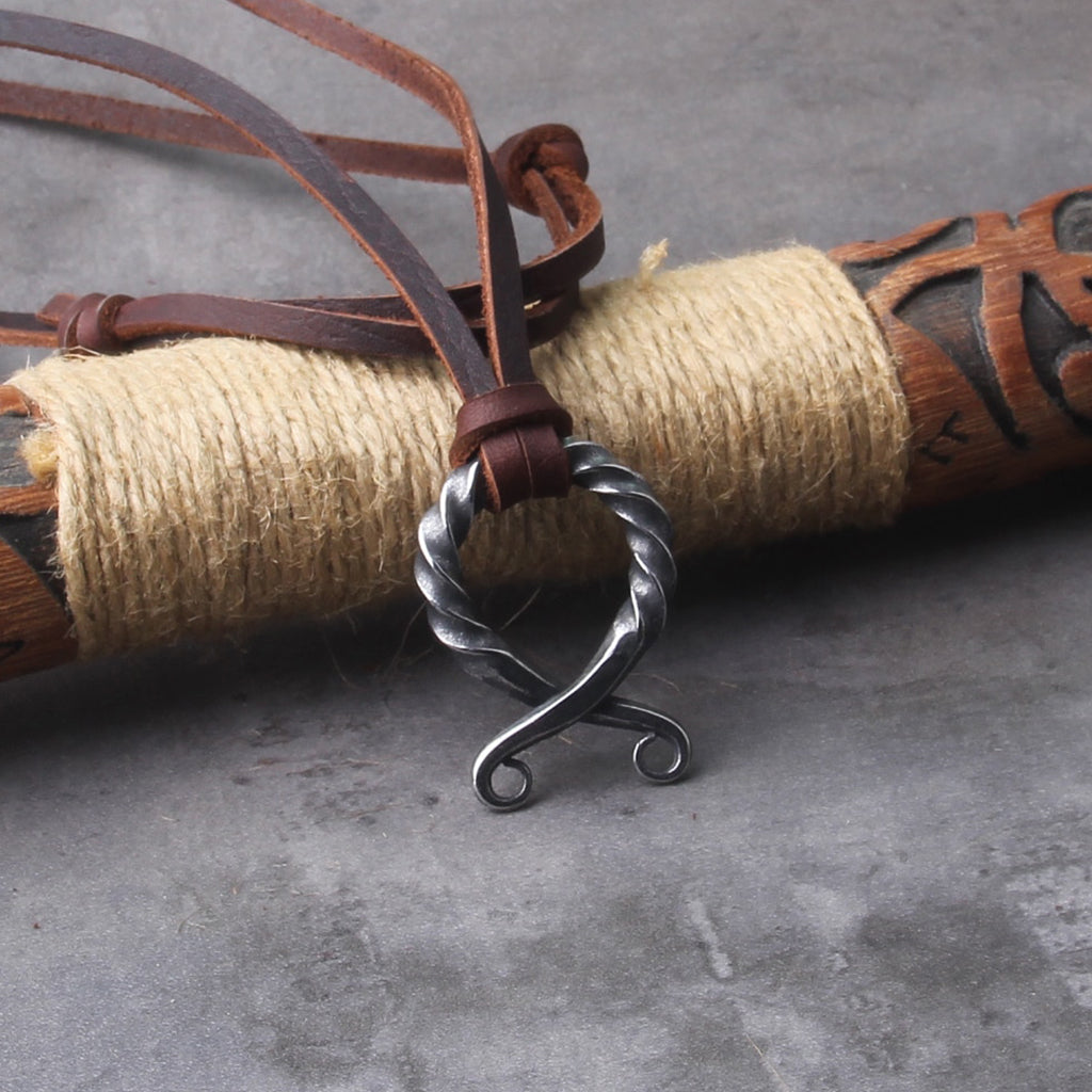 Järnfärgad smidesprodukt baserad på smeden Kari Erlands trollkors