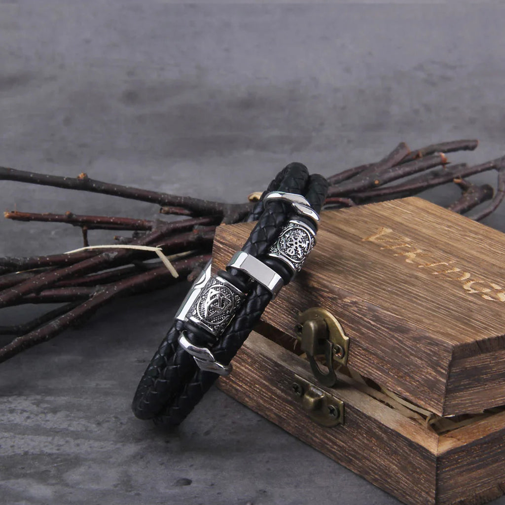 Svart tvåflätat läderarmband med vikingasymboler (triquetra och vegvisir) av silverfärgat stål
