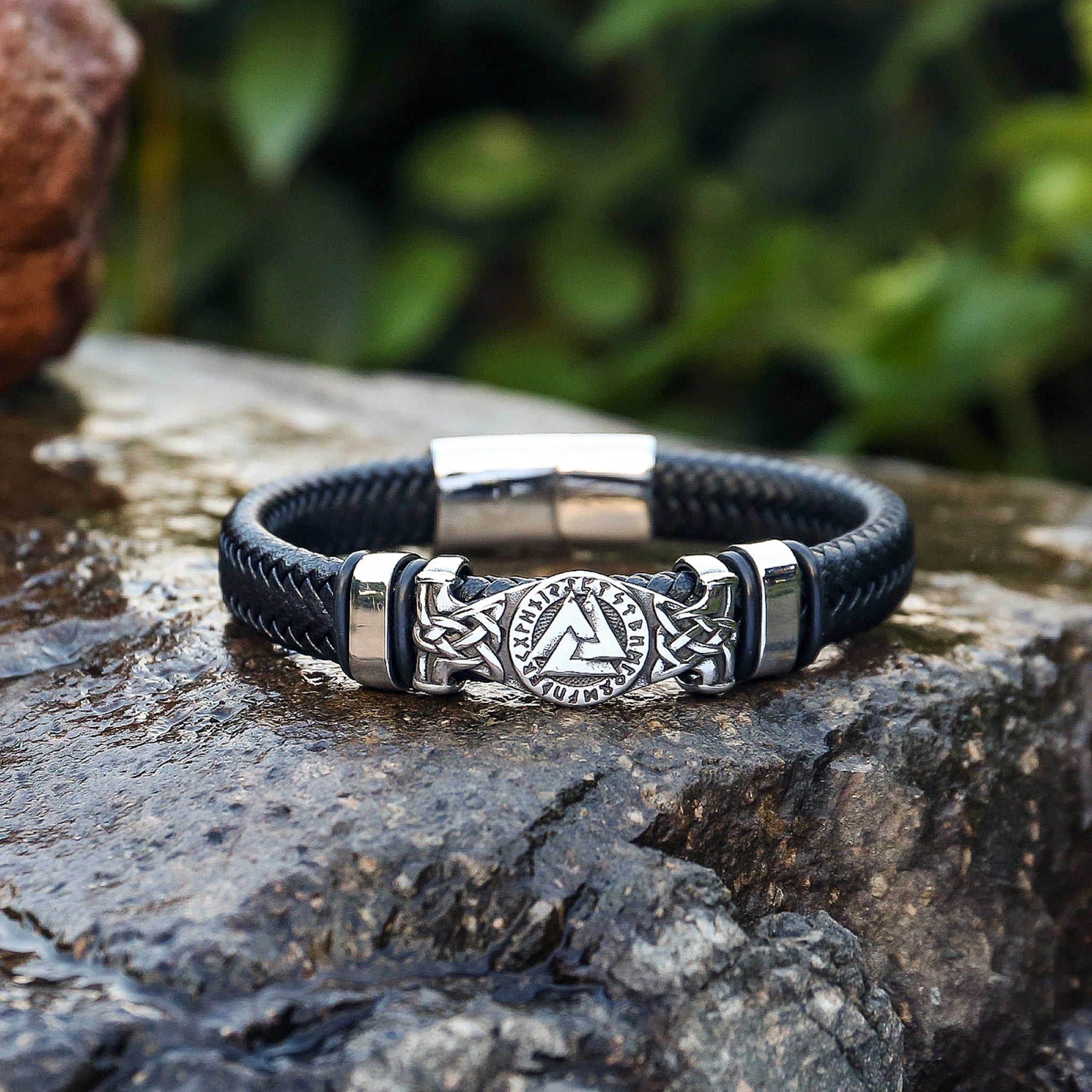 Armband av svart läder med stålsmycke dekorerat med vikingasymbolen valknut