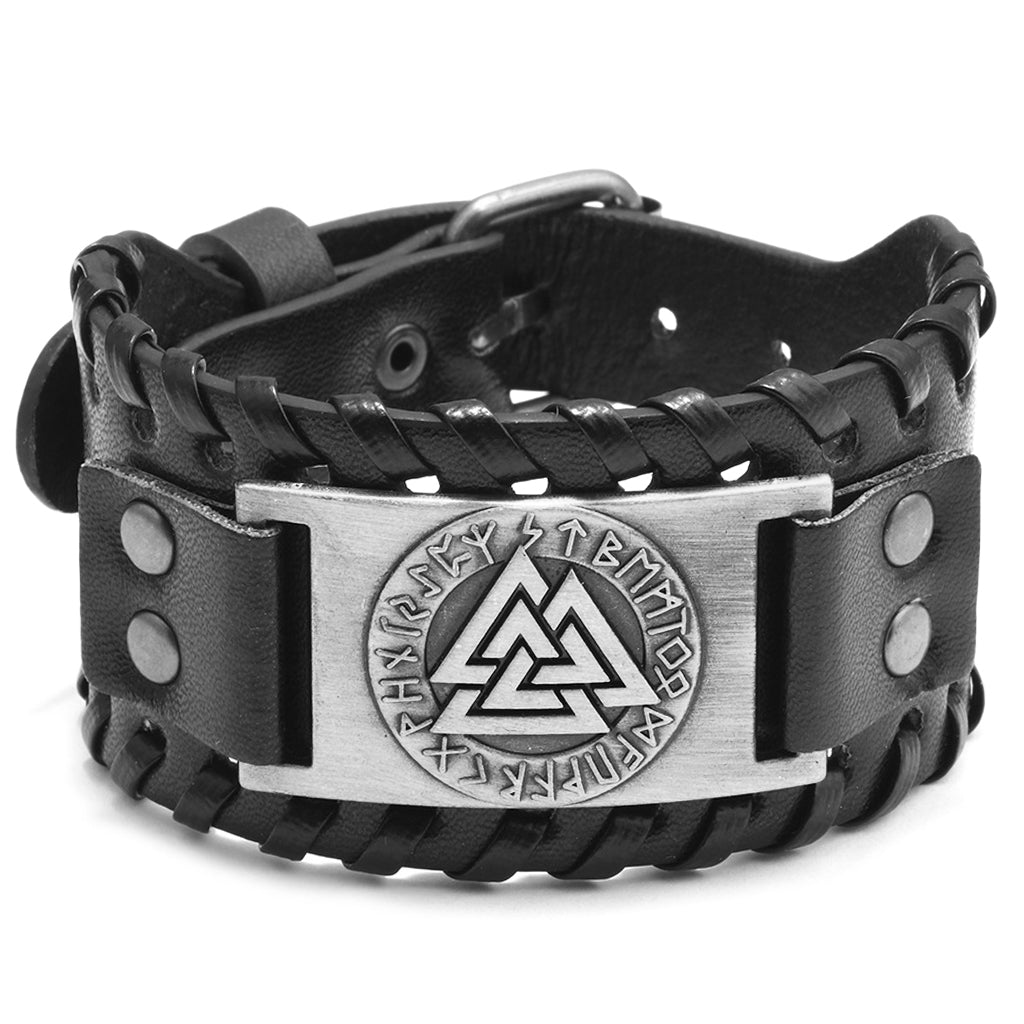 Svart armband i läder med valknut ristad på silverfärgad metallbricka