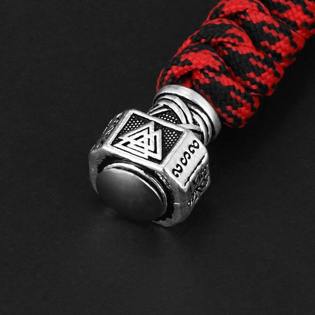 Valknut nyckelbricka hängande i ljusröd paracordlina