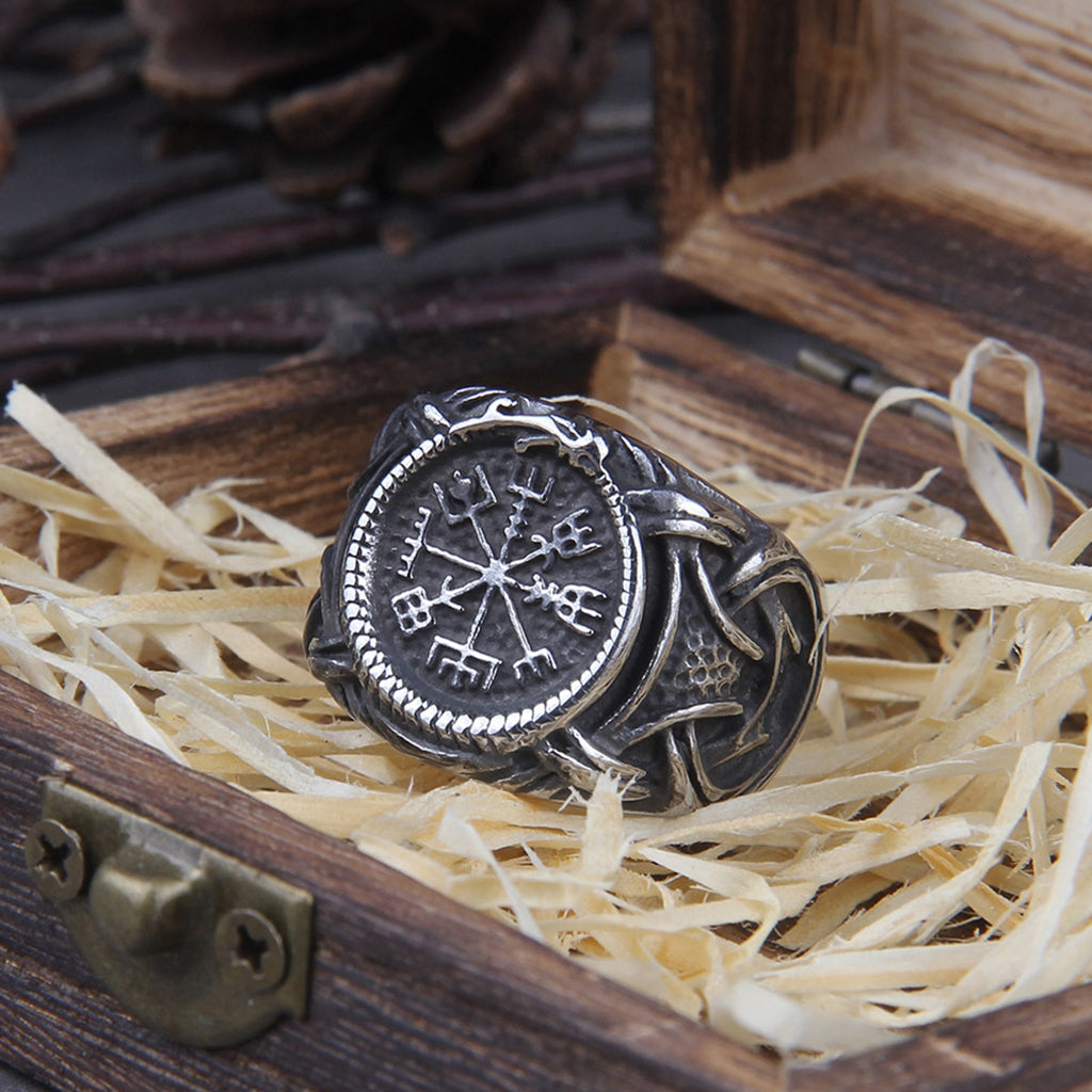 Stålfärgad vikingaring med det isländska tecknet vegvisir på framstycket