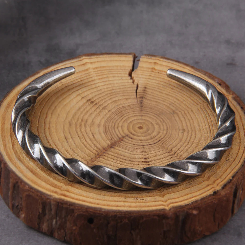 Historiskt inspirerad viking bangle med spiraldesign