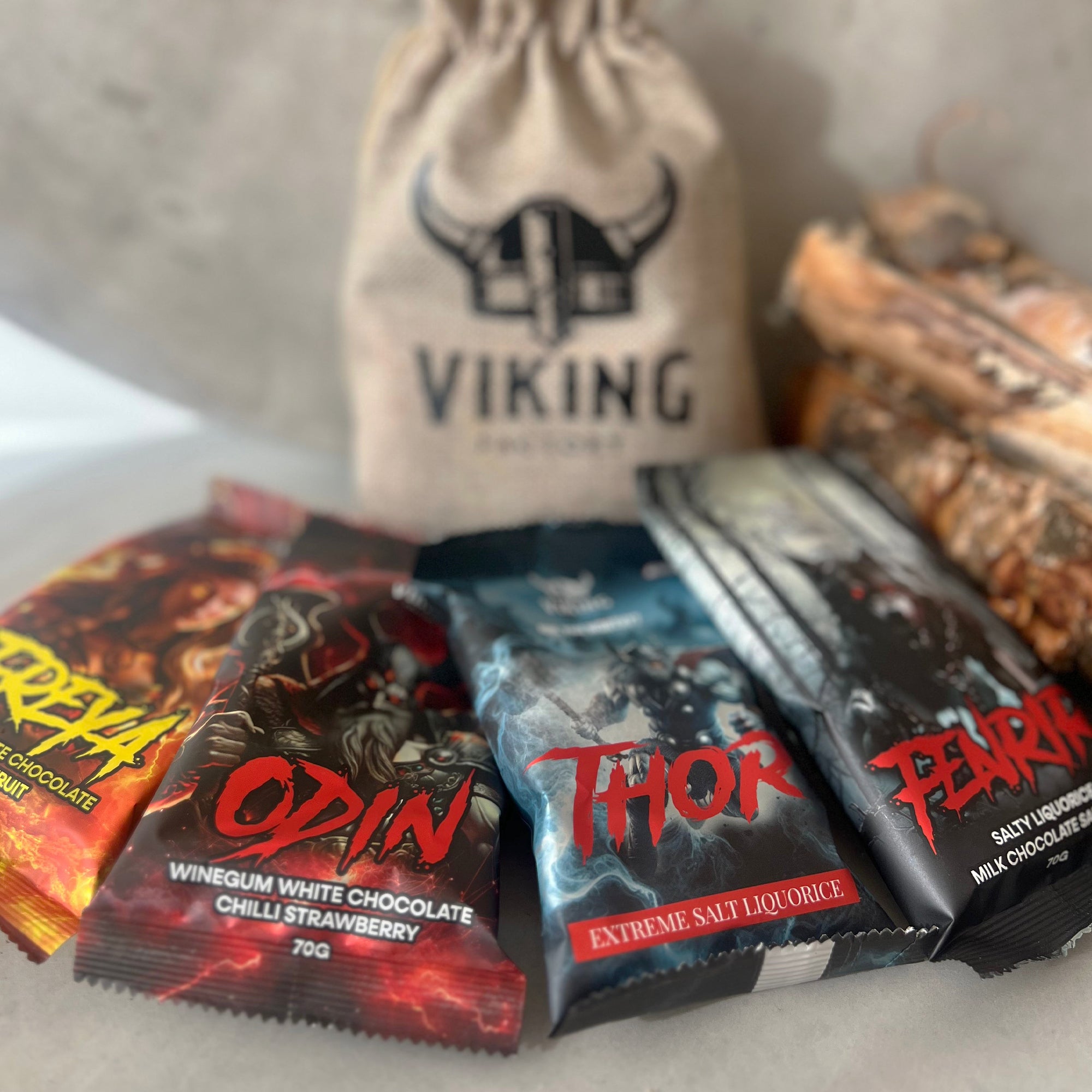 Mjuk saltlakrits täckt med mjölkchoklad och salmiak – smakrikt viking godis