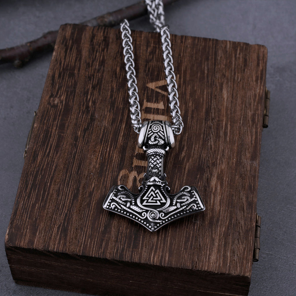 Stålfärgat halsbandshänge med vikingatida symboler