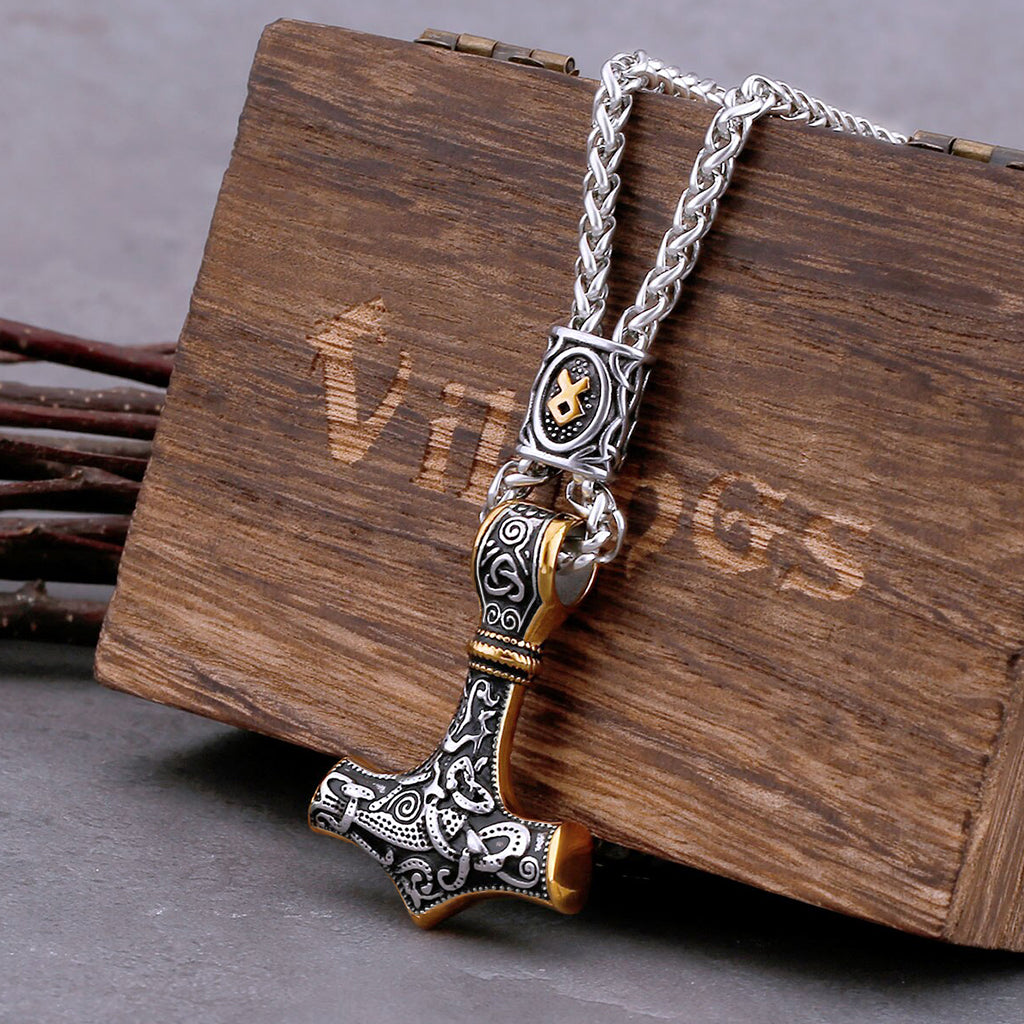 Vikingatida hammarhänge med runsmycke runt det medföljande halsbandet