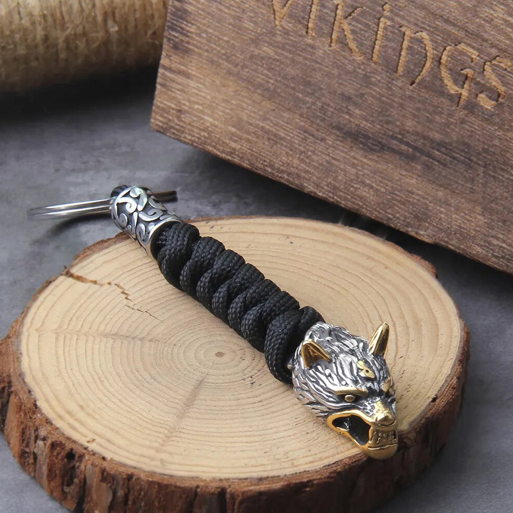 Vikingatida nyckelring med silverfärgad varg