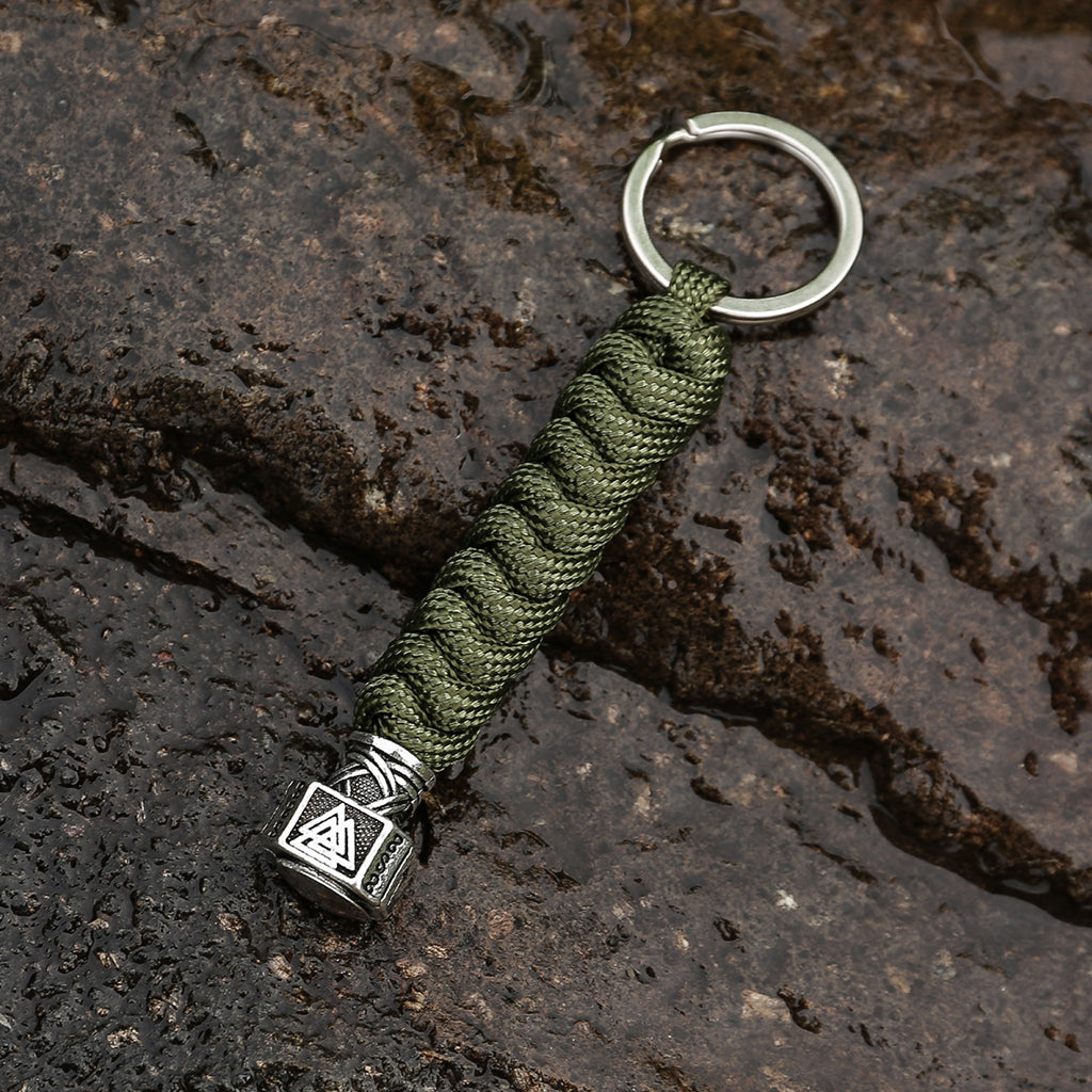 Militärgrönt paracord nyckelband med stålfärgat vikingasmycke