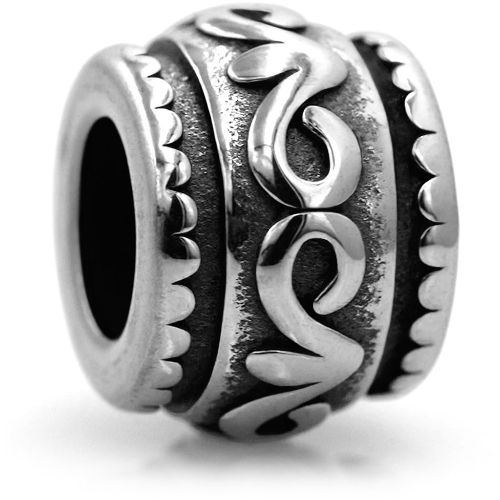 Silverfärgad viking pärla dekorerad med slingrande linjemönster runtom