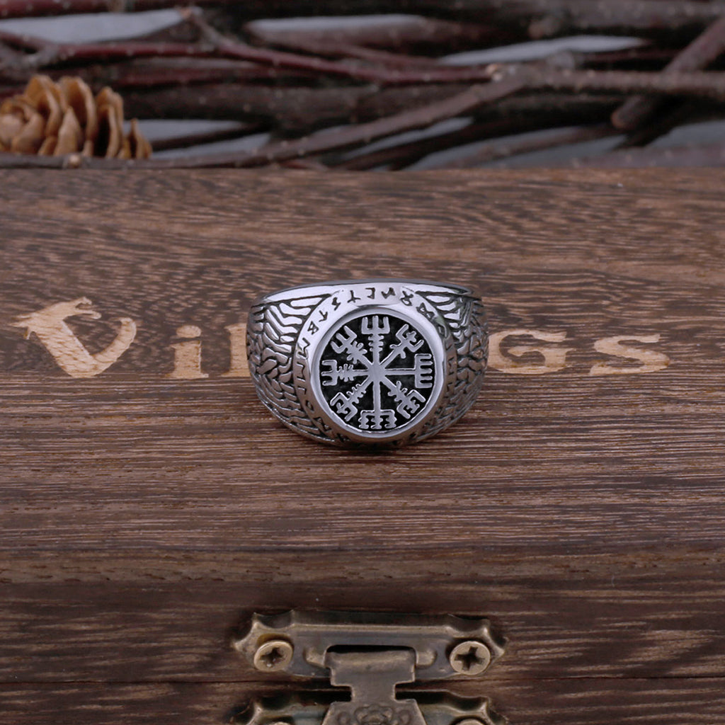 Vikingatida klackring med den magiska symbolen vegvisir och runor runtom