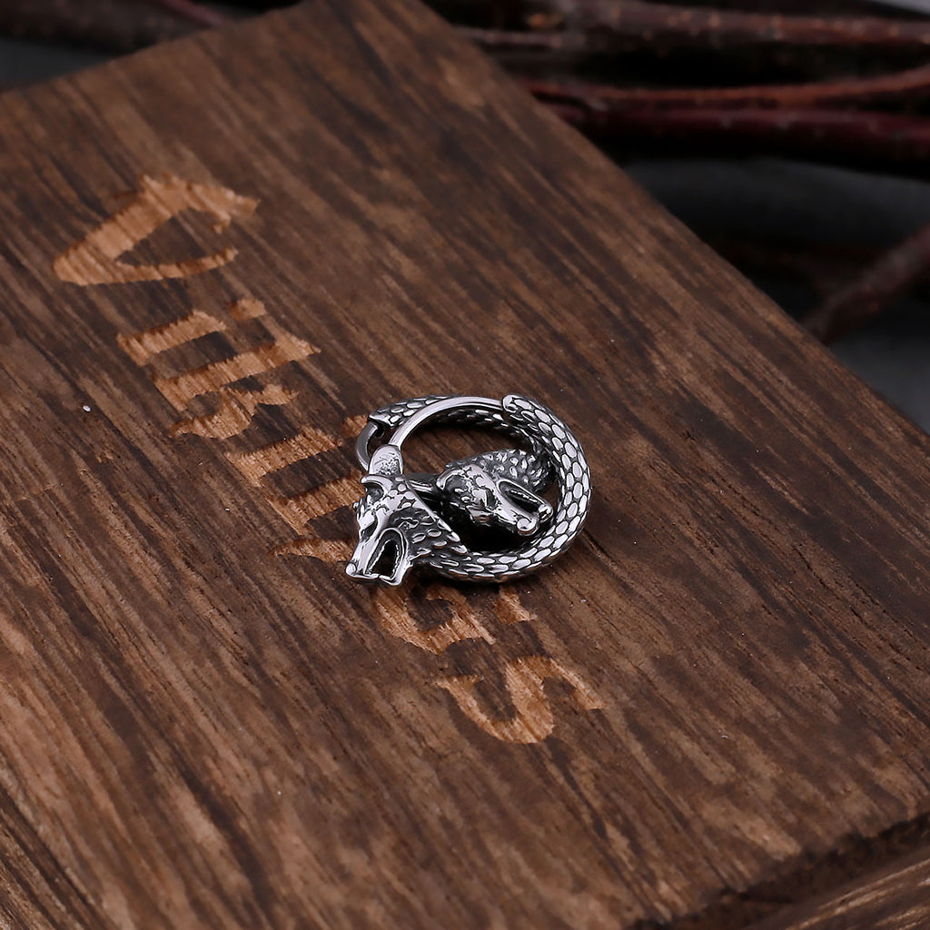 Viking ringörhängen som representerar vargparet Gere och Freke