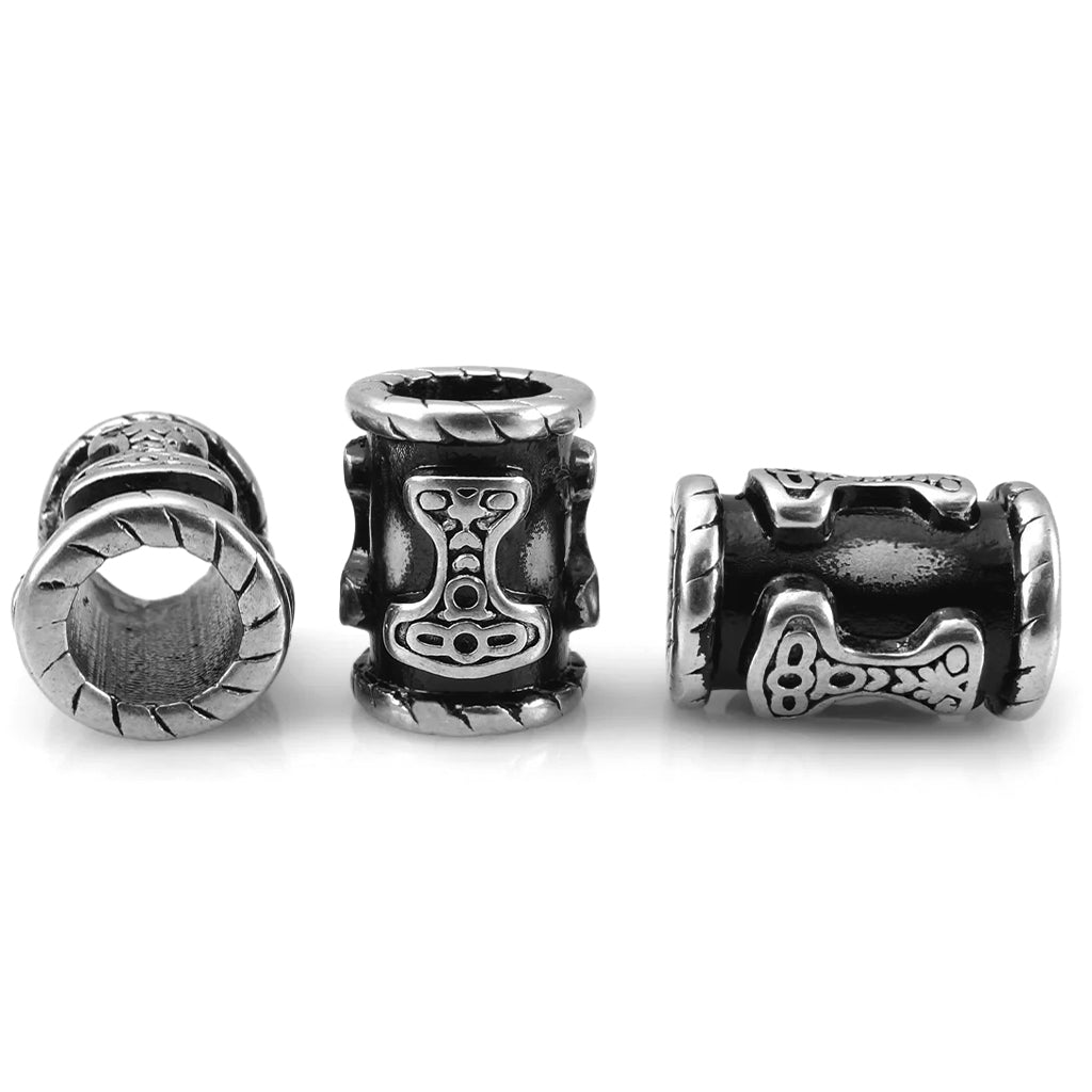 Stålfärgat viking skäggsmycke dekorerat med torshammare runtom