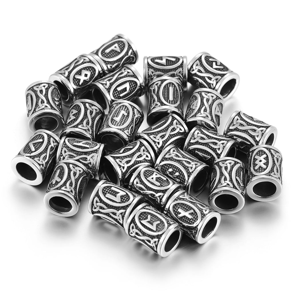 Viking skäggsmycken i silver smyckade med runtecken från den äldre futharken