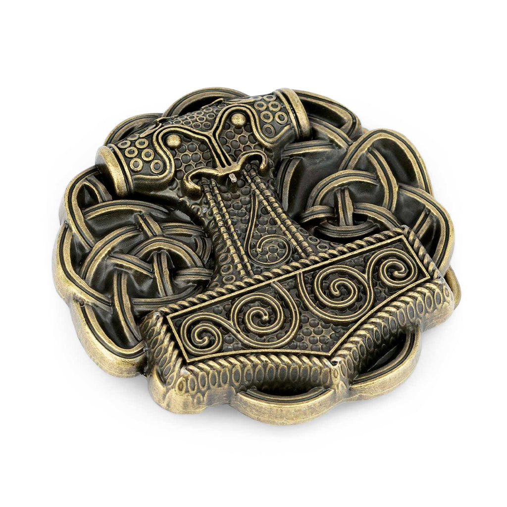Mässingsfärgat viking spänne avbildande Skånehammaren