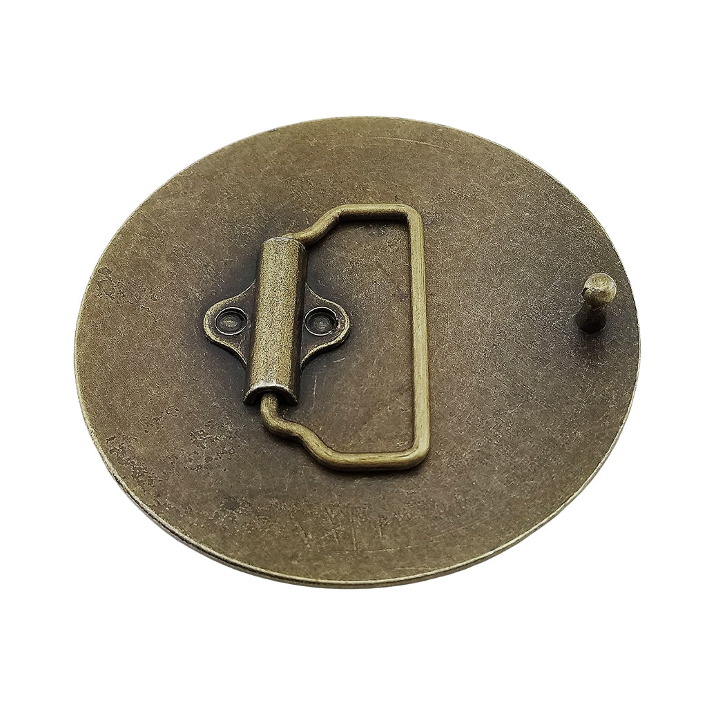 Cirkelformat viking spänne dekorerat med konstfullt lövträd