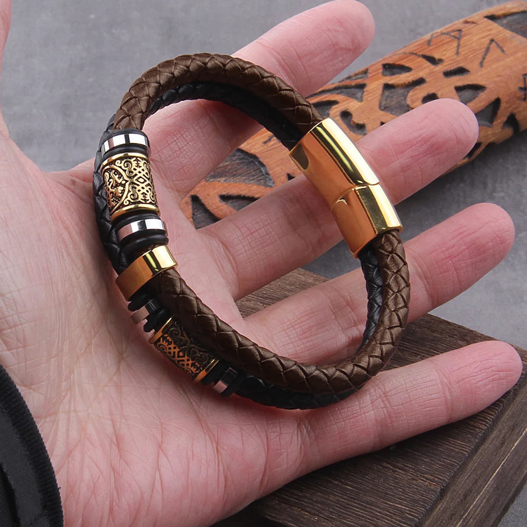 Vikingainspirerat dubbelfärgat armband med guldskimrande smycken dekorerade med vegvisir och triquetra