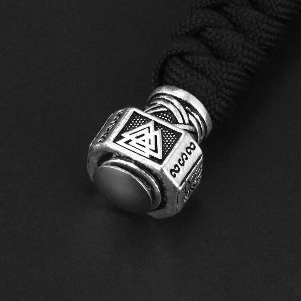 Vikingatida nyckelband gjort av svart flätat paracord