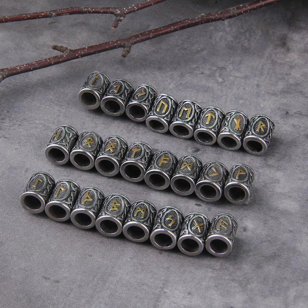 Vikingatida skägg- och hårpärlor dekorerade med keltiska knutar och guldfärgade runor