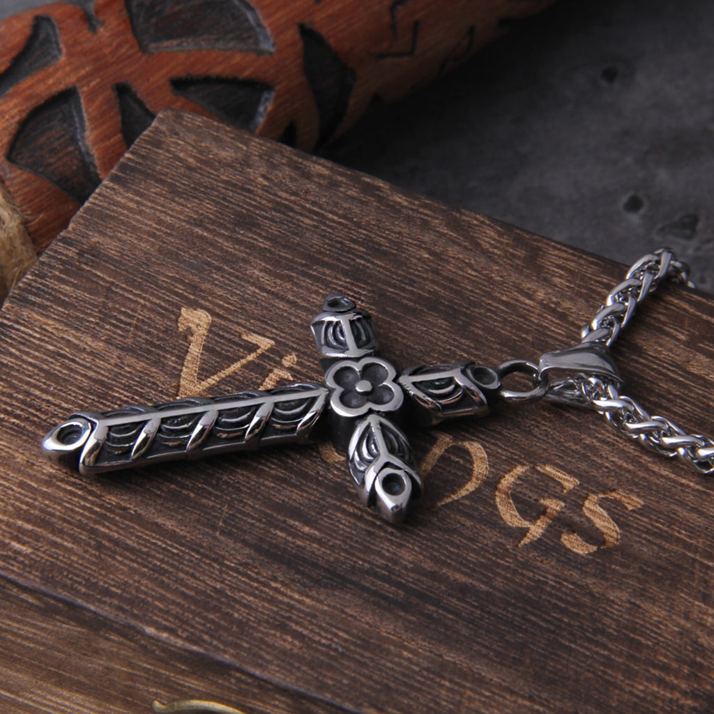Kopia på det kors som Ragnar överlämnar till Athelstans son Alfred i serien Vikings