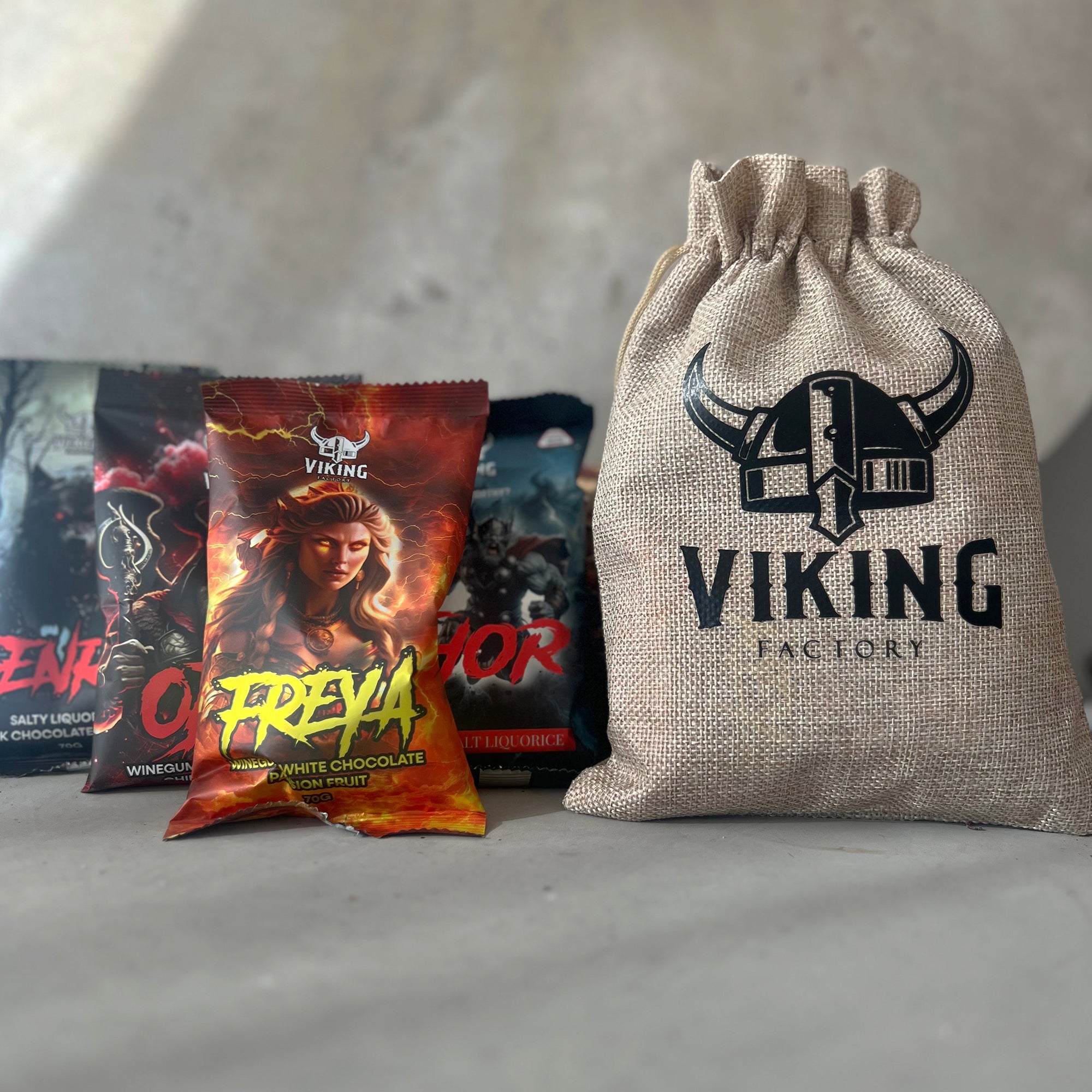 Vingummi täckt med vit choklad och smaksatt med passionsfrukt – gott viking godis från Viking Factory