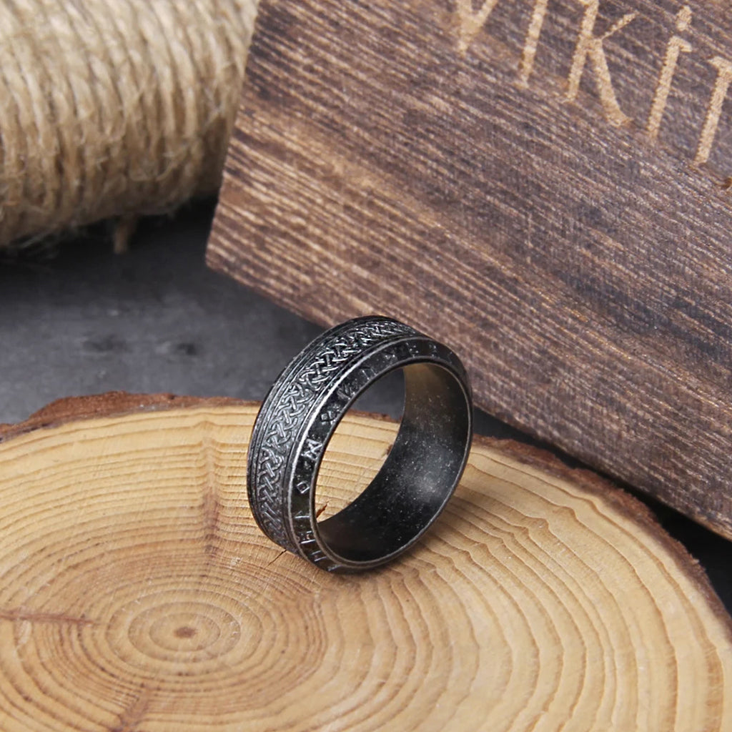 Vintage vikingaring dekorerad med flätmönster och runor från den äldre futharken