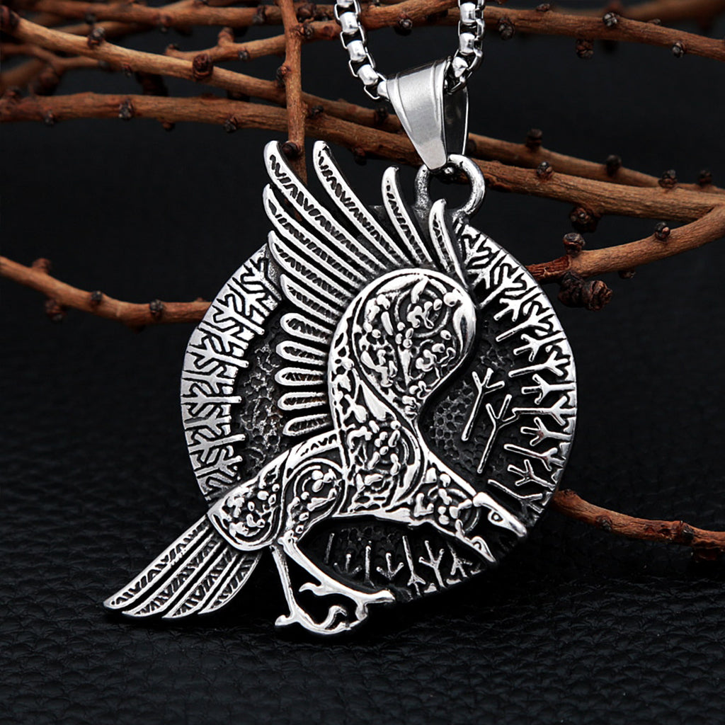 Runt korpsmycke i rostfritt stål utsmyckat med älgrunor