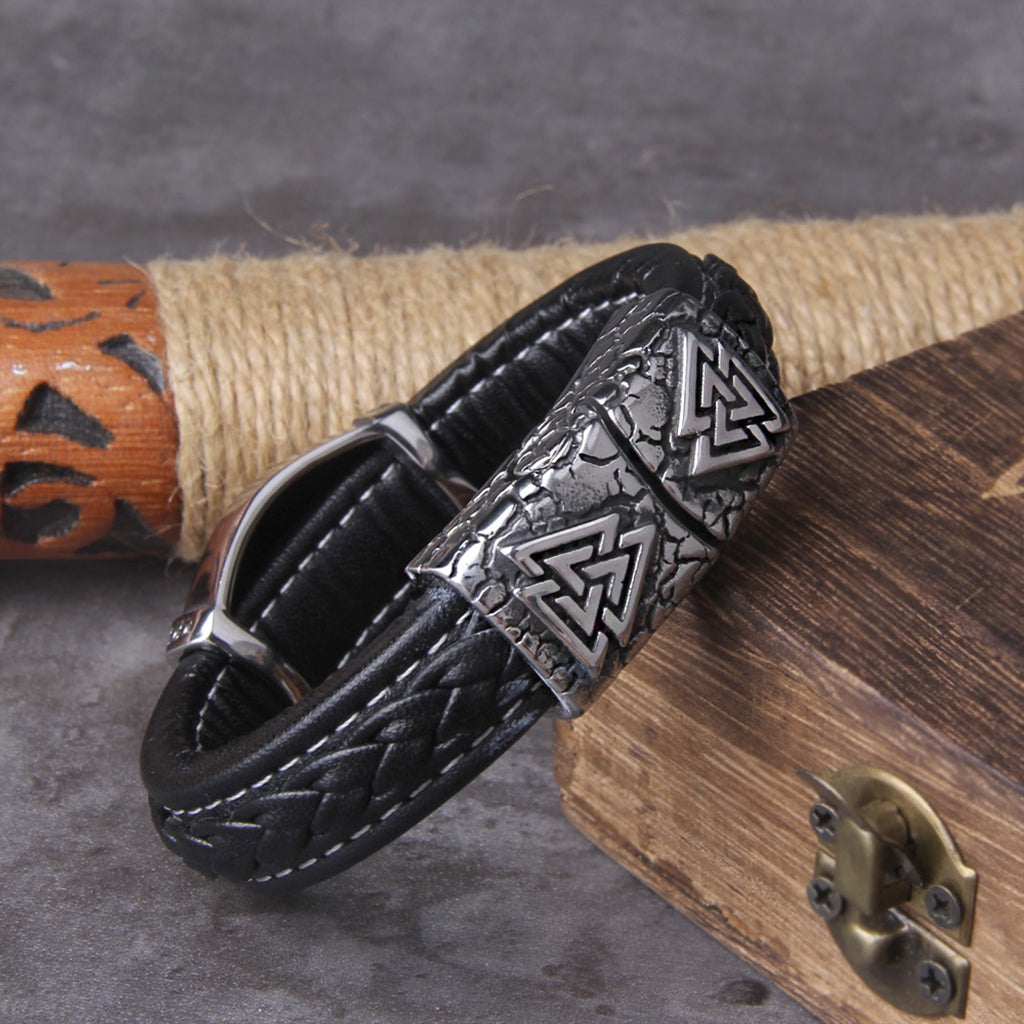 Svartfärgat läderarmband med valknut-symboler graverade på den silverfärgade låsanordningen