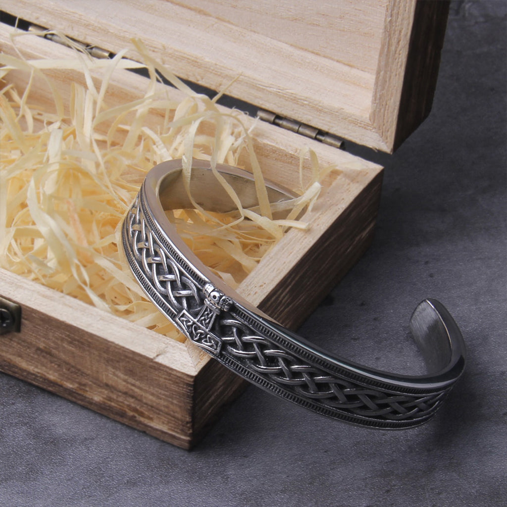 Vikingatida armbygel med ändlösa knutar runtom