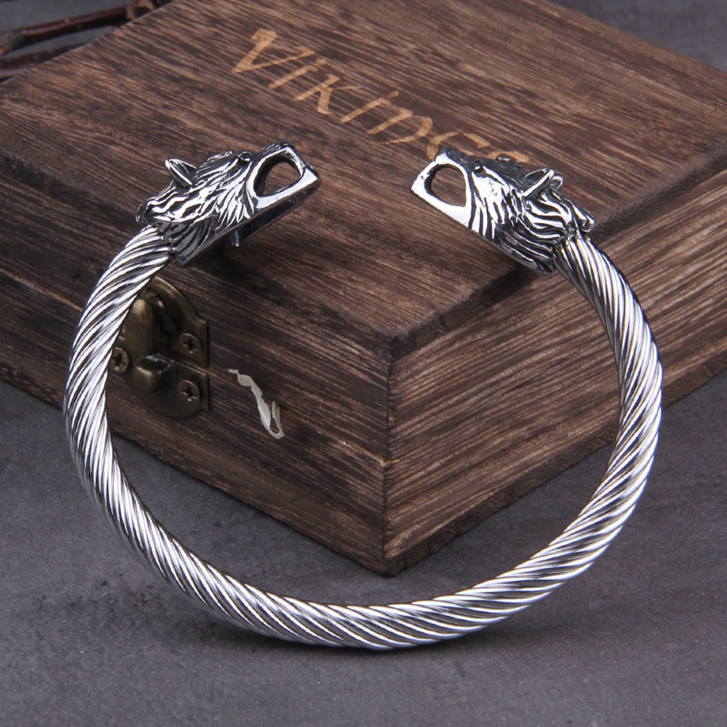 Armring från vikingatiden med dekorativa djurhuvuden