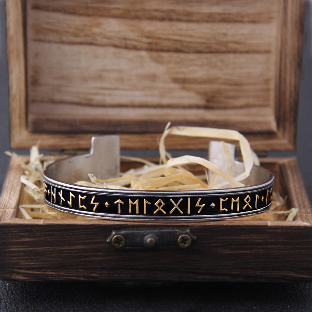 Vikingatida armband i stål med guldfärgade runor