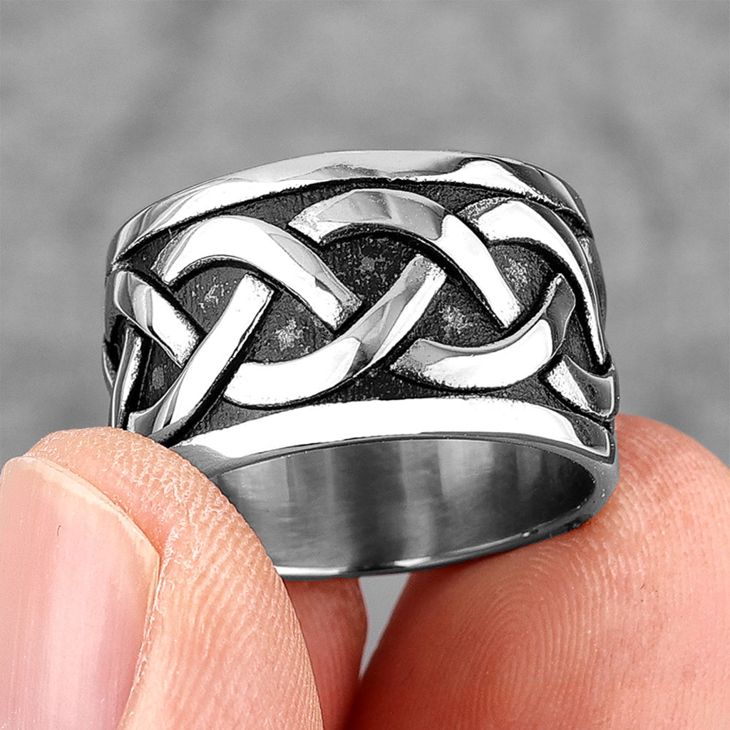 Bred ring i stål med keltiska knutar