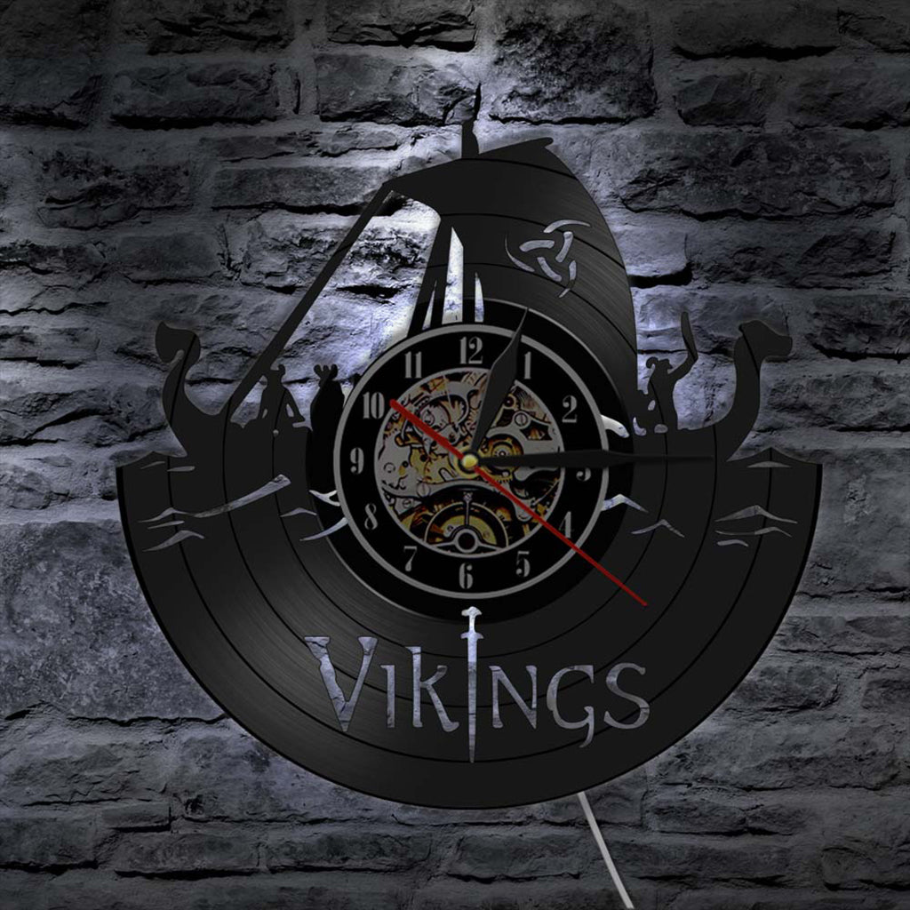 Ljudlös väggklocka med fornnordisk design