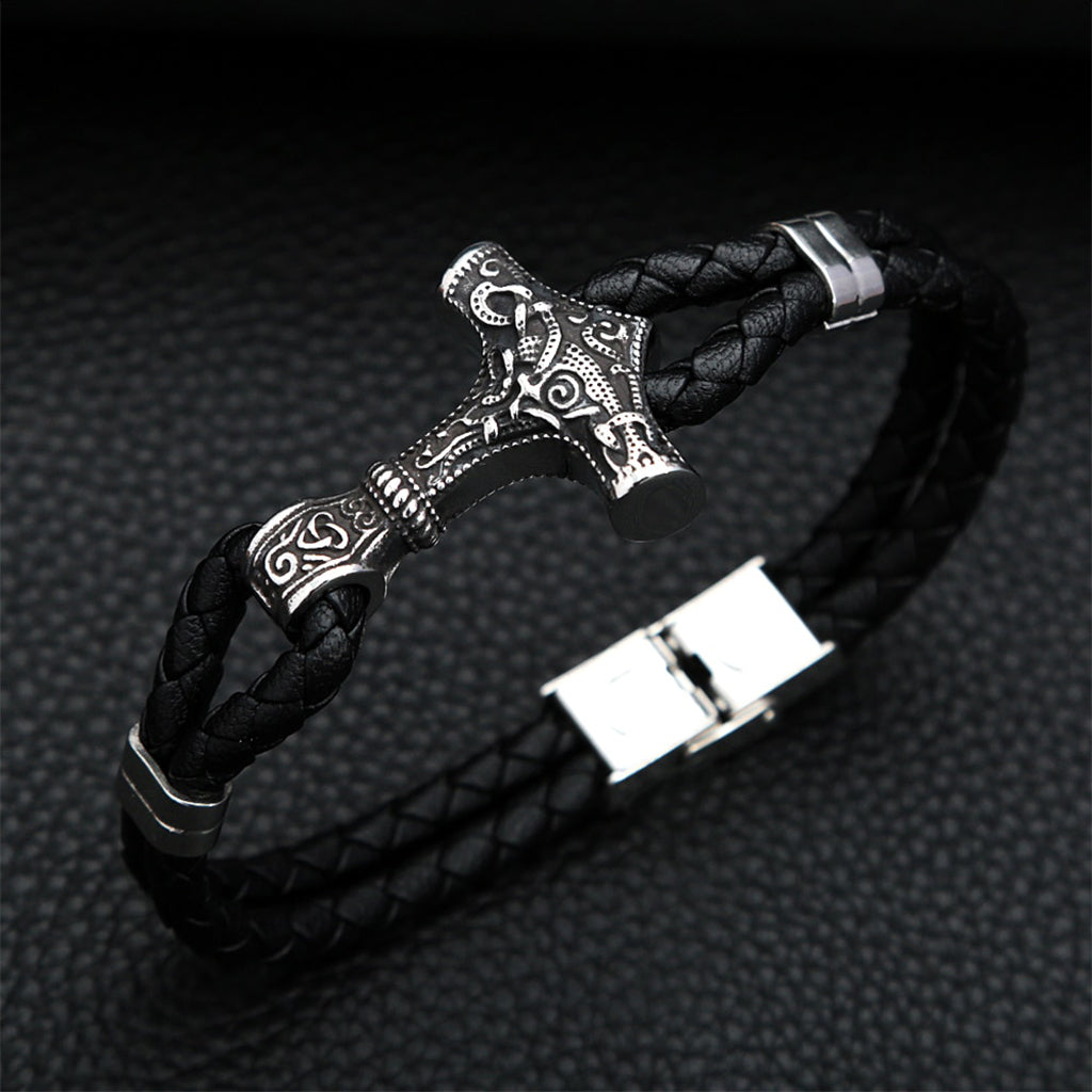 Svartfärgat läderarmband med stålsmycke avbildande hammaren Mjölner i fornnordiska berättelser