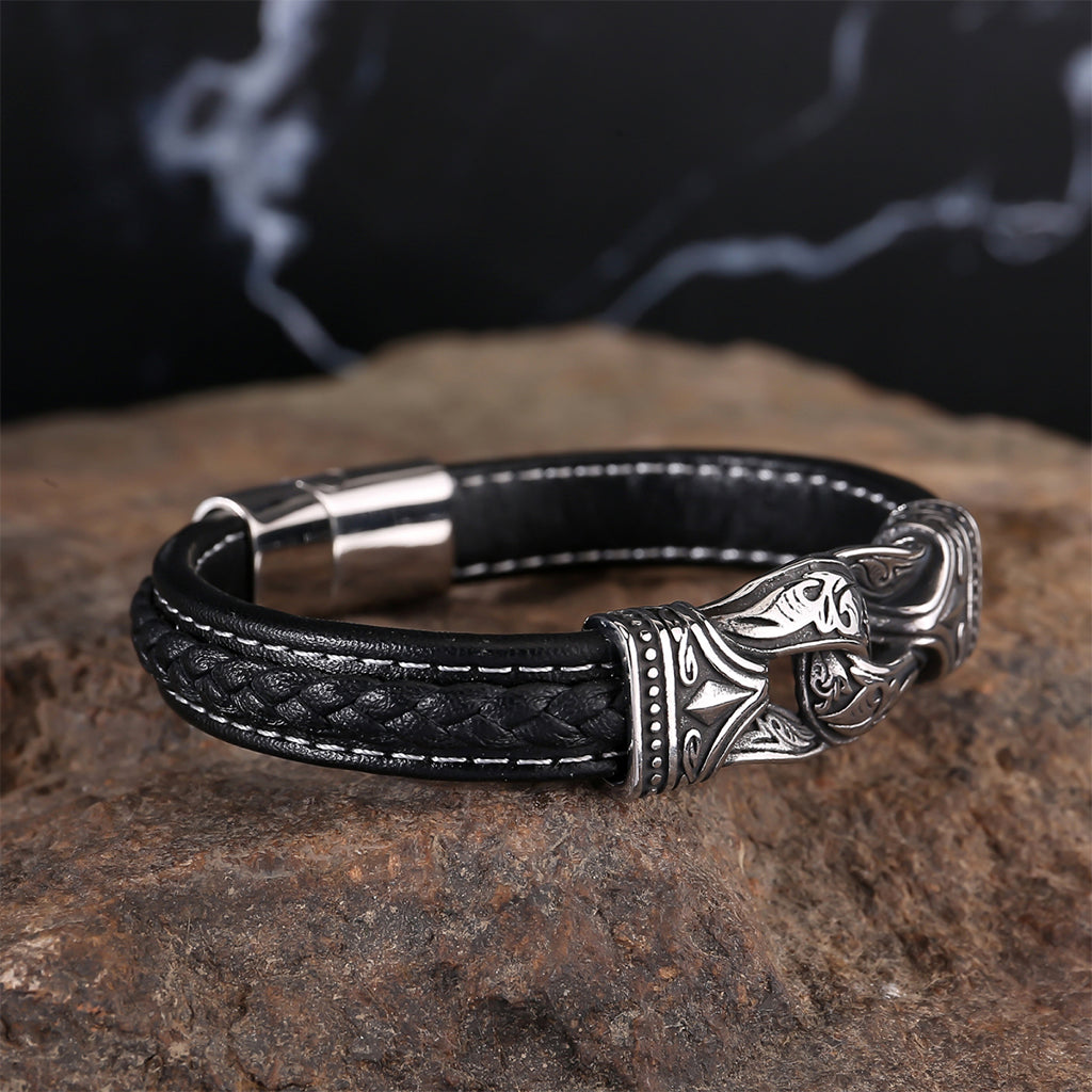 Viking läderarmband smyckat med dekorativt stålsmycke