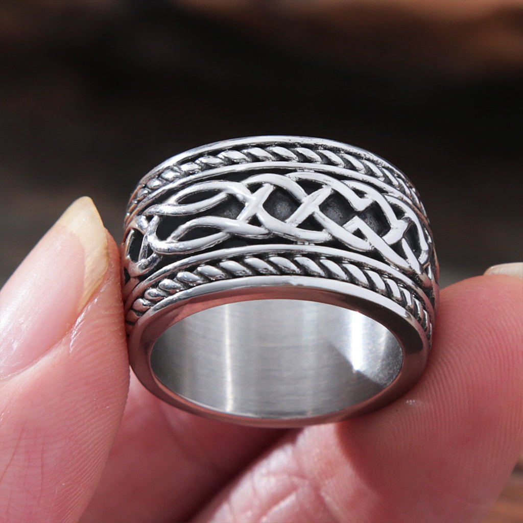 Gammal fingerring med keltisk ornamentik