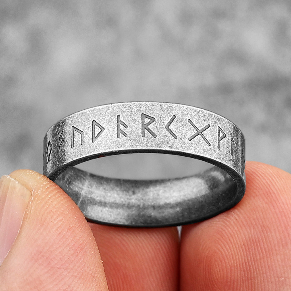 Gammal vikingaring med patina