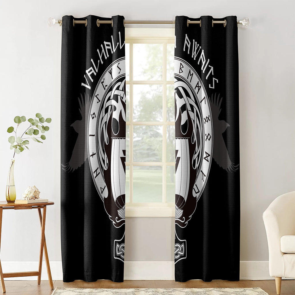 Svartfärgade gardinlängder med motiv av Odens symbol, Mjölner, Hugin och Munin, runskrift och långskepp