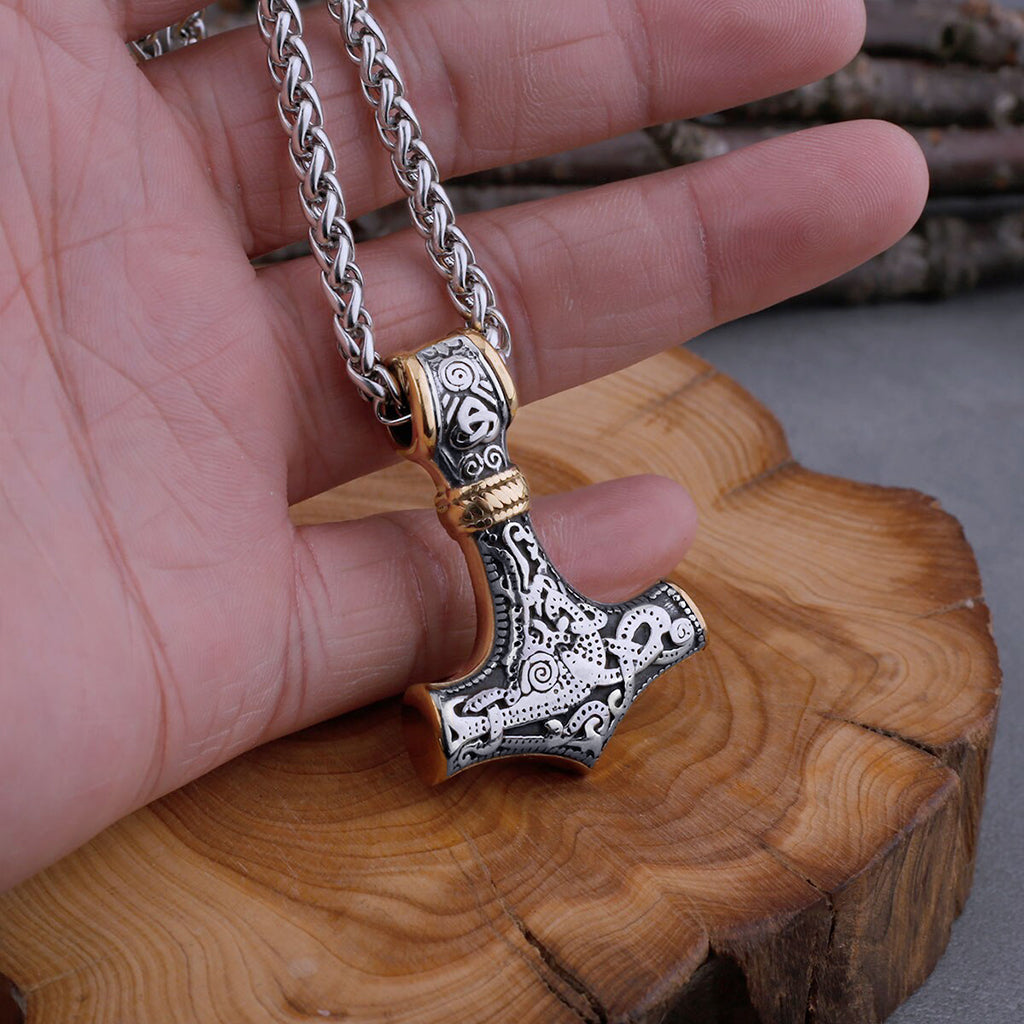 Guldfärgat hänge föreställande Mjölner