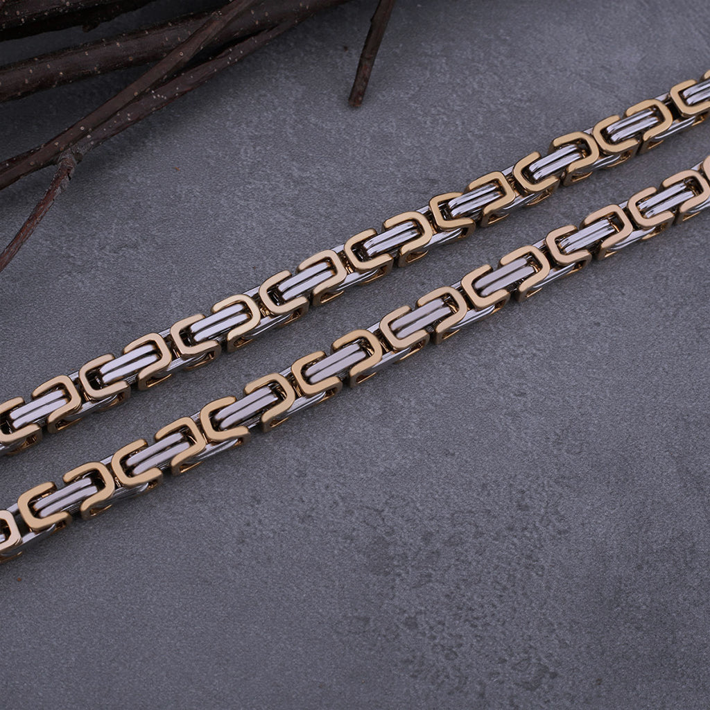 Förgylld Tors hammare med hänganordning med djur bitande i ring