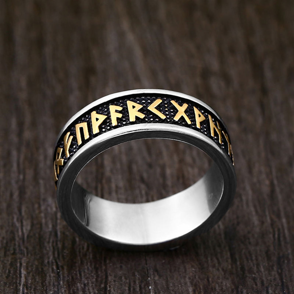 Smal guldring med vikingatida runor runtom