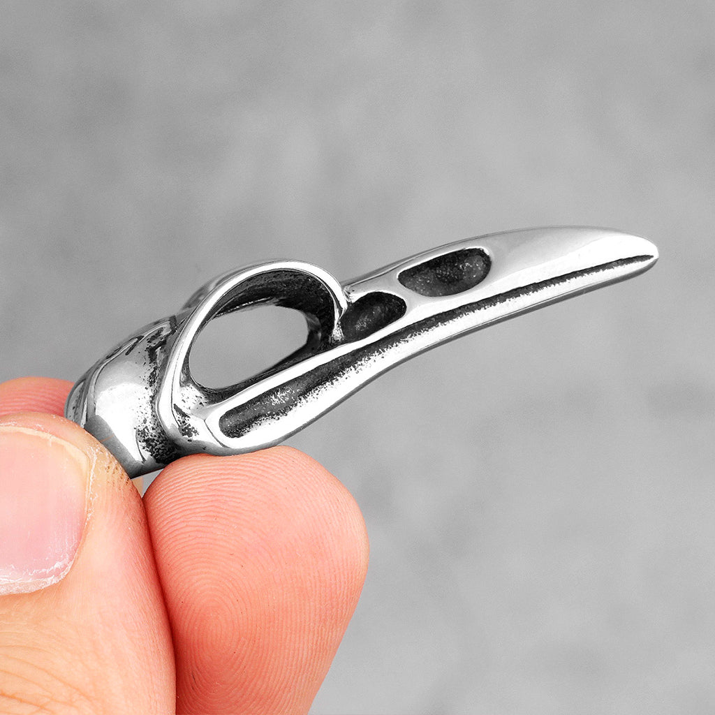 Vikingatida amulett föreställande fågelskalle i rostfritt stål