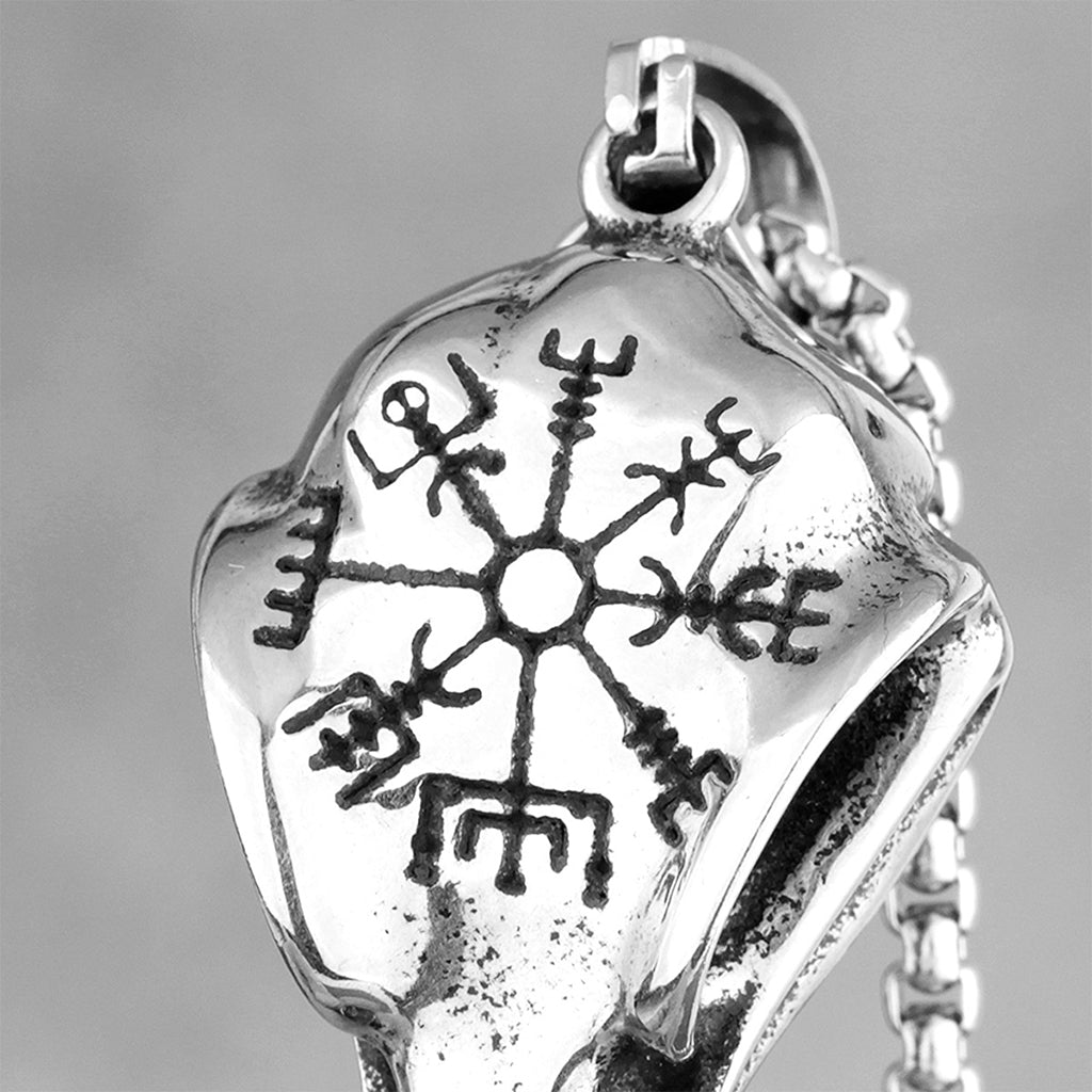 Korpskalle med gravyr i form av den vägvisande symbolen vegvisir