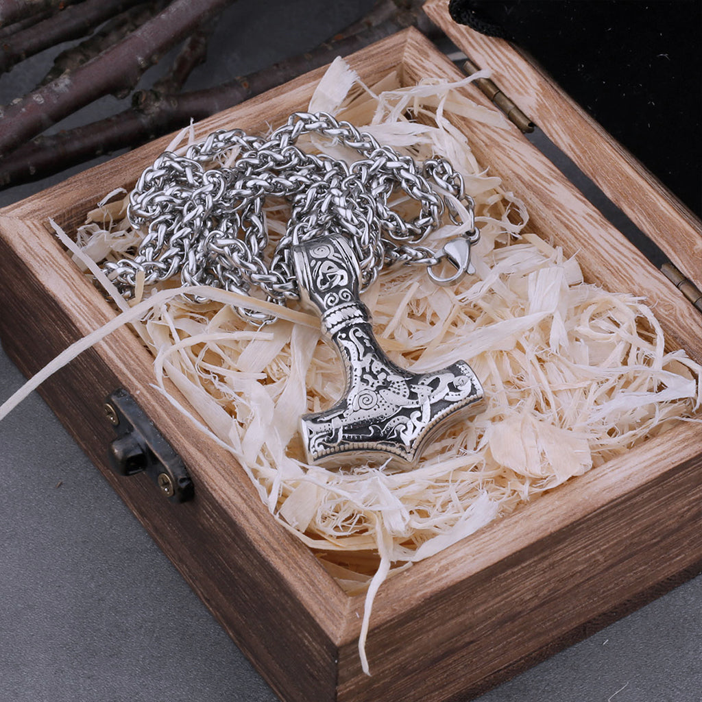 Stålhalsband med den populäraste symbolen för asatro