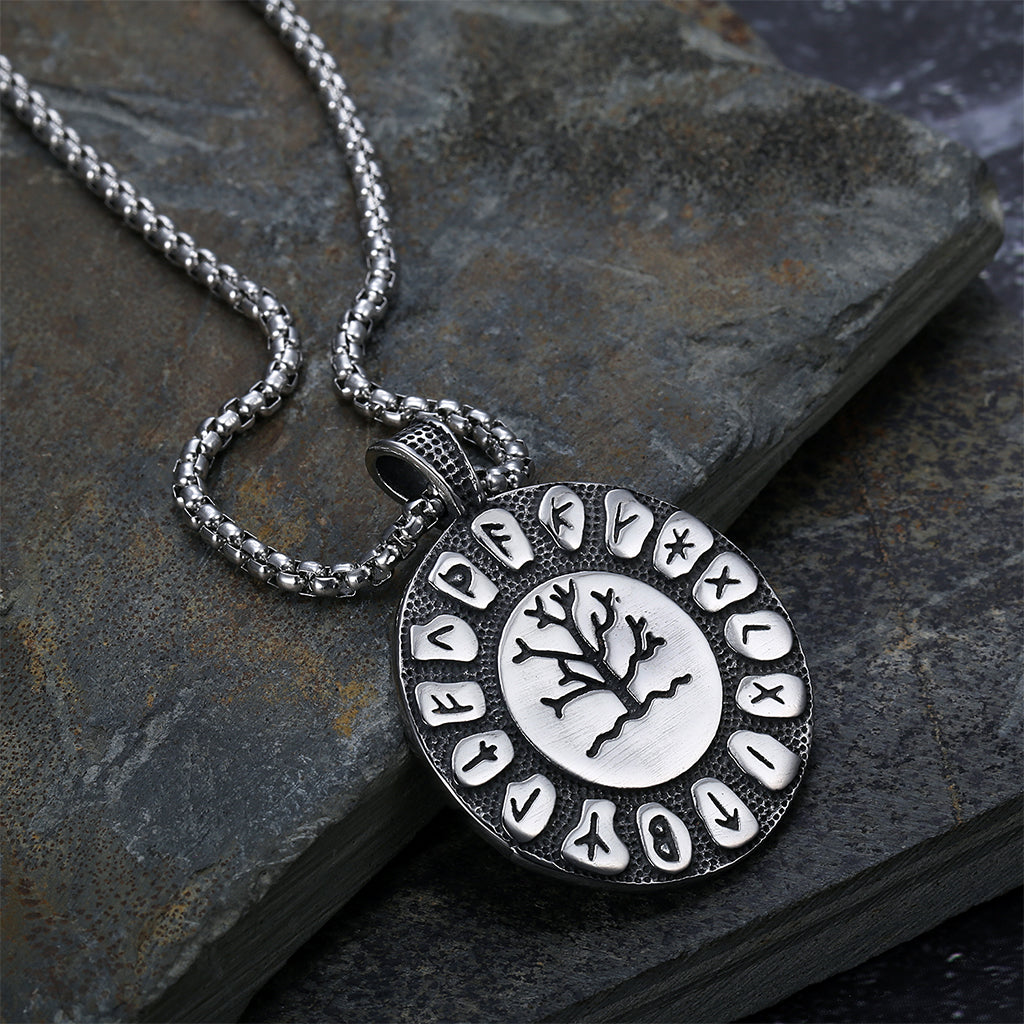 Runt halsbandshänge med trädet Yggdrasil och runskrift runtom