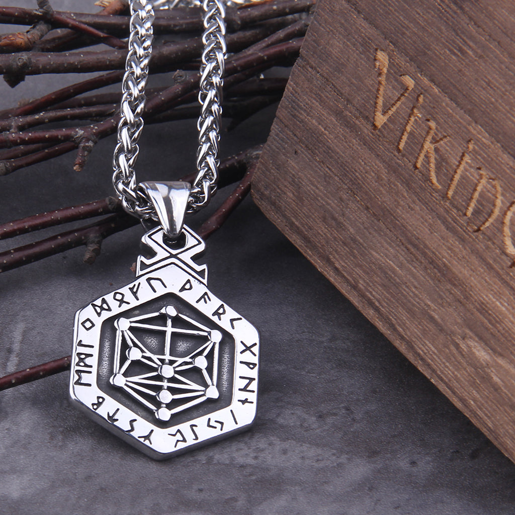 Vikingatida halsband för herr med gravyr i form av runsymbol