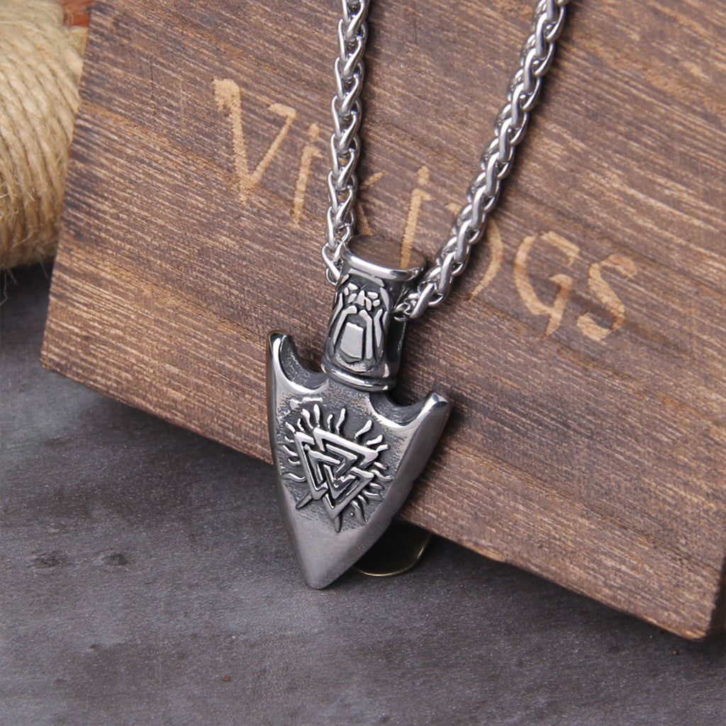 Halsband med spjutformat hänge graverat med valknut
