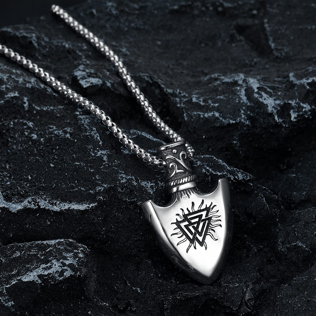 Silverfärgad spjutspets med valknut graverad