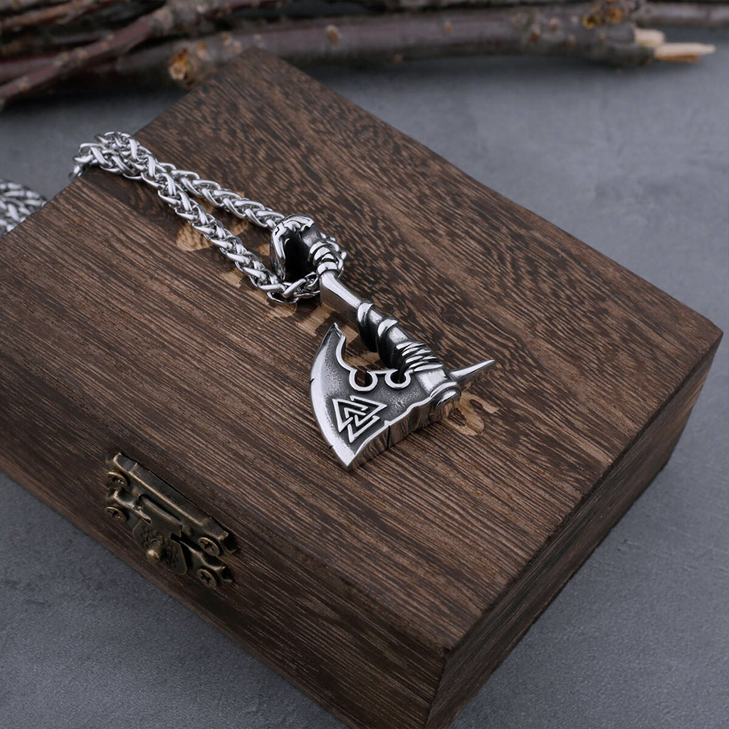 Maskulint herrsmycke format som en yxa dekorerad med valknut