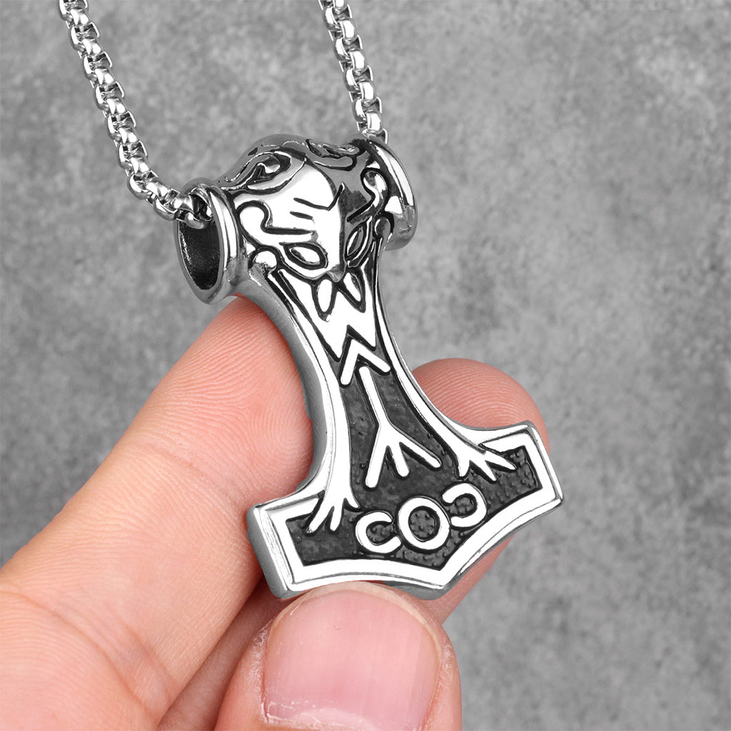 Stålfärgat halsband med hammarformat hänge som representerar Mjölner